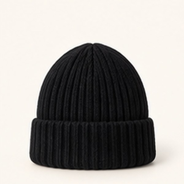 Ribgebreide beanie in zwart, studiofoto op lichte achtergrond