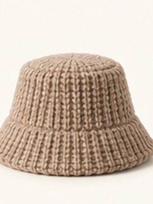 Wolmix baret in camel, studiofoto op lichte achtergrond