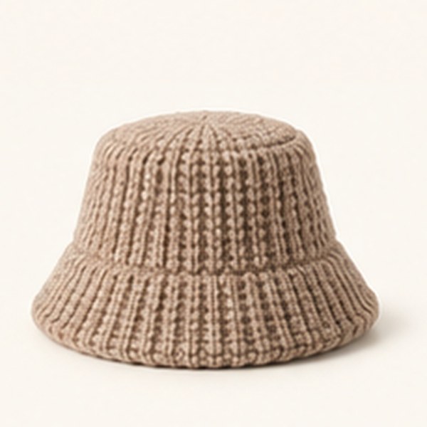 Wolmix baret in camel, studiofoto op lichte achtergrond