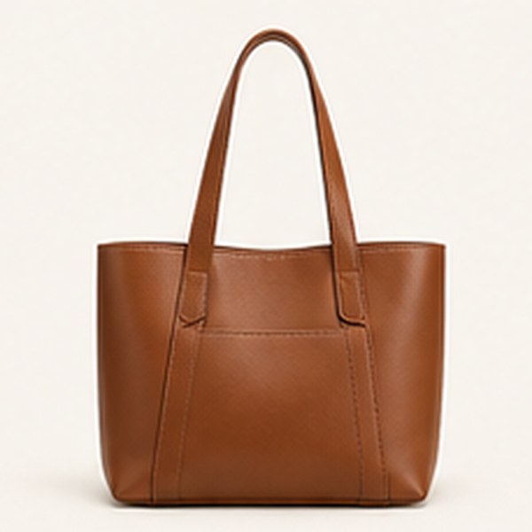 Crossbodytas van kunstleer in cognac, studiofoto op lichte achtergrond