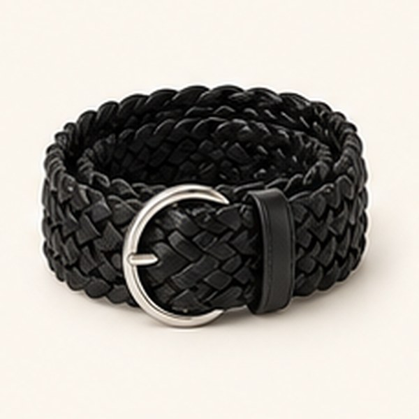 Canvas riem met D-ringen in beige, studiofoto op lichte achtergrond