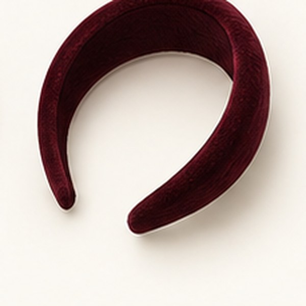 Satijnen slaapscrunchie XL – saliegroen, vrijstaande productfoto op lichte achtergrond